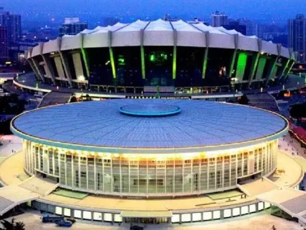 上海八万人体育场坐满人,上海八万人体育场改造前图片