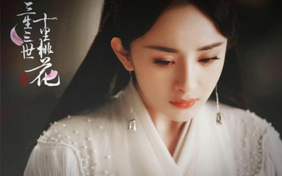 杨幂佟丽娅都给她做过配,但好像自从她整容消息传出后就少出现了