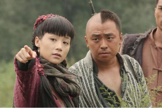 杨幂佟丽娅都给她做过配,但好像自从她整容消息传出后就少出现了