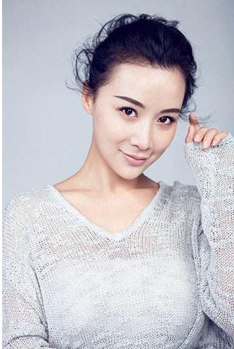 杨幂佟丽娅都给她做过配,但好像自从她整容消息传出后就少出现了