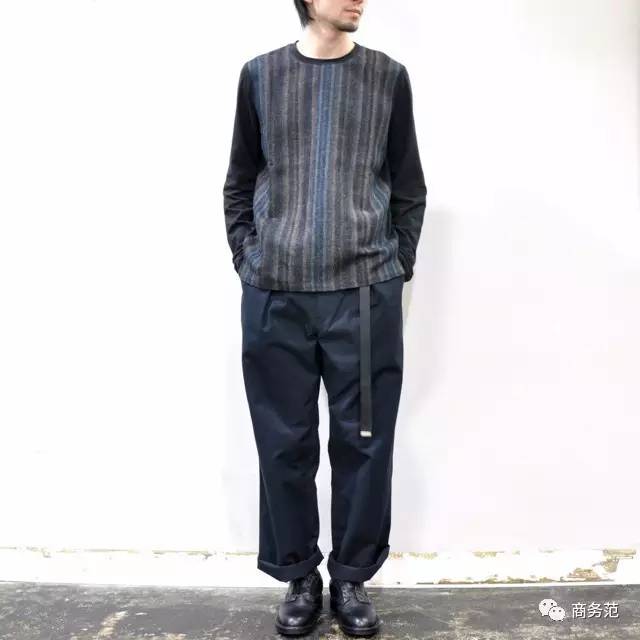 这家店只卖白T恤，一周开半天，门口总排起长队