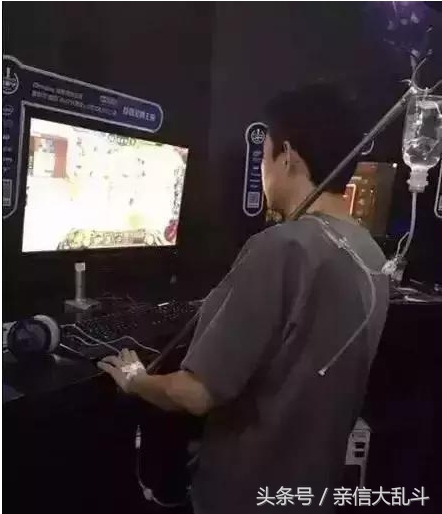 约会的时候女朋友老是玩手机,约会的时候女朋友太紧张怎么办