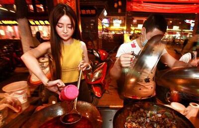 路边摊最挣钱最好做的是啥,在路边摊大姐月收入