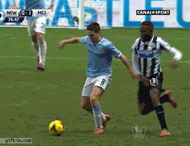 足球搞笑gif动图,足球搞笑gif抬担架