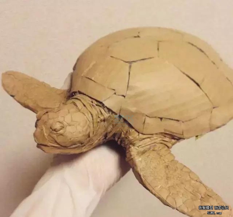 一个日本的萌妹子为了玩模型竟然在废纸堆做这种事情