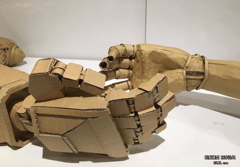 一个日本的萌妹子为了玩模型竟然在废纸堆做这种事情