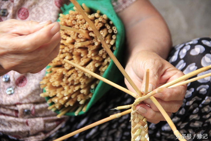 河南有一种工艺品，叫草帽缏
