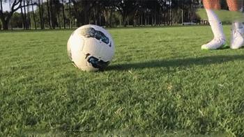 足球技巧长传,足球基本过人拉球技巧讲解