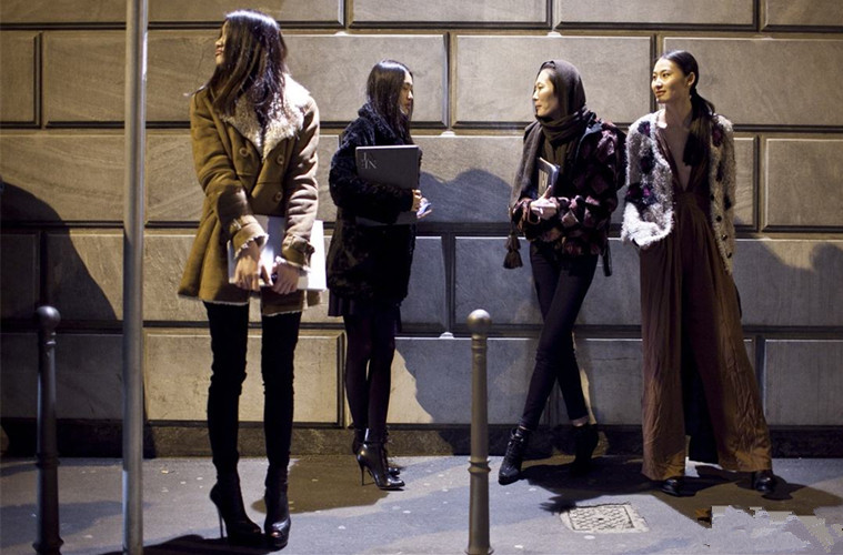 今年最流行的裙裤夏季,今年最流行的裤子和上衣女款式