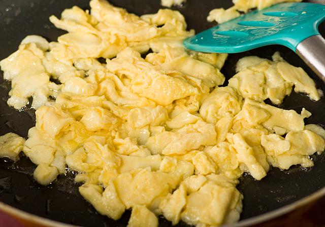 西红柿炒鸡蛋盖饭酸甜,怎么做西红柿炒鸡蛋不酸