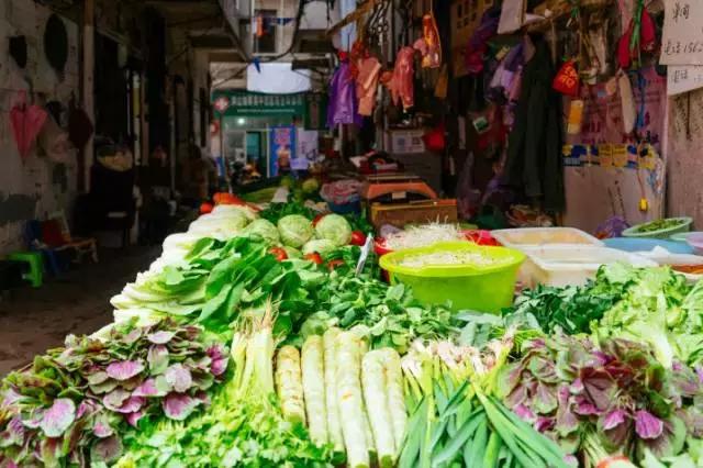 4万人住在距离光谷2公里外的小何西村，却从未对它说一声谢谢