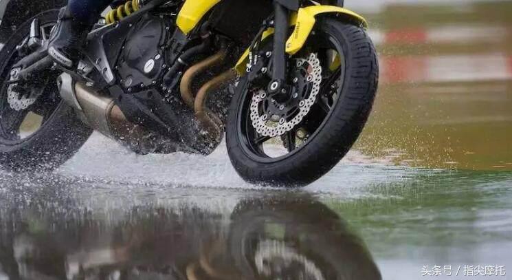 为什么摩托车一下雨就老熄火,摩托车下雨就不好打火是怎么回事