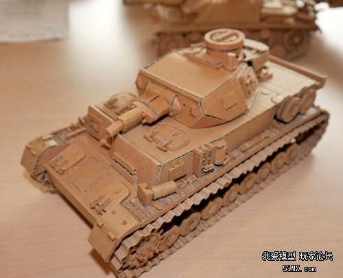 一个日本的萌妹子为了玩模型竟然在废纸堆做这种事情