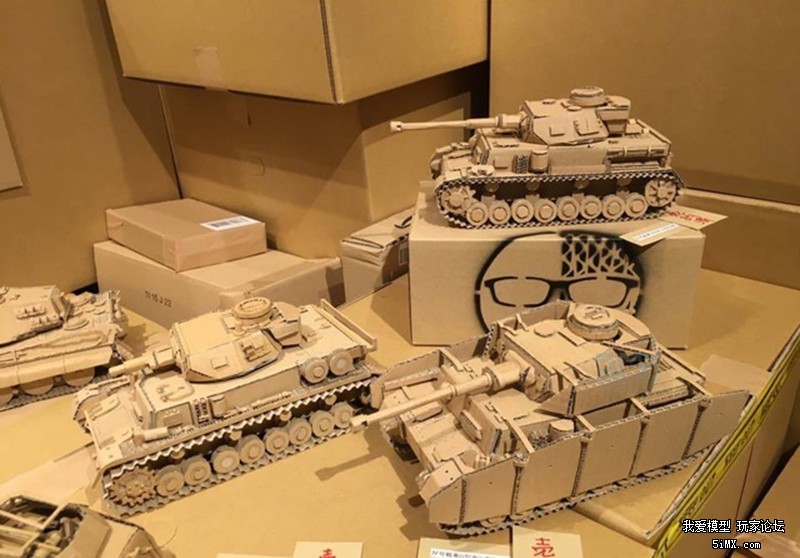 一个日本的萌妹子为了玩模型竟然在废纸堆做这种事情