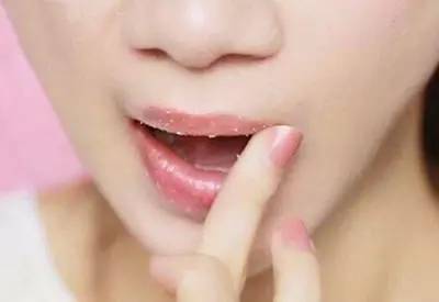 别让细纹出卖你的年龄,如何很有效淡化唇纹