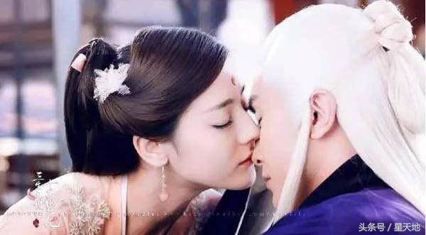 选妈妈还是选父母的视频,记者问迪丽热巴选陈伟霆还是罗晋