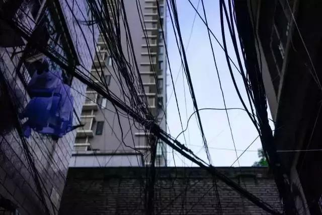 4万人住在距离光谷2公里外的小何西村，却从未对它说一声谢谢