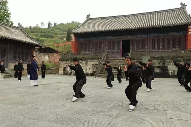 武当武术夏令营陈师行道长致辞,武当道长陈师行20米高空跳下