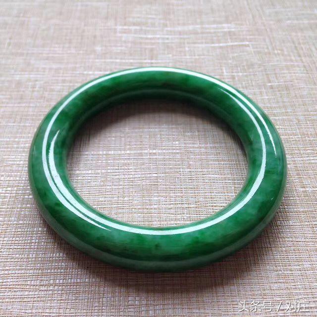 翡翠手镯戴在左手好还是右手,翡翠手镯是戴左手好还是戴右手好