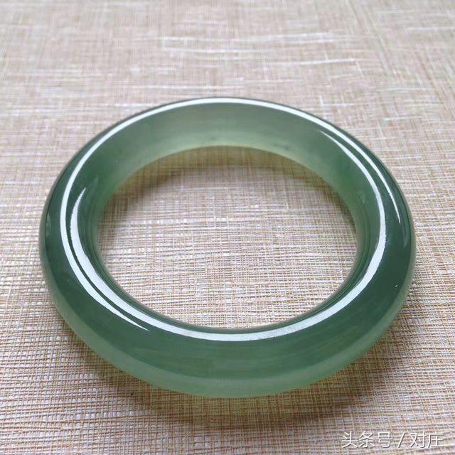 翡翠手镯戴在左手好还是右手,翡翠手镯是戴左手好还是戴右手好