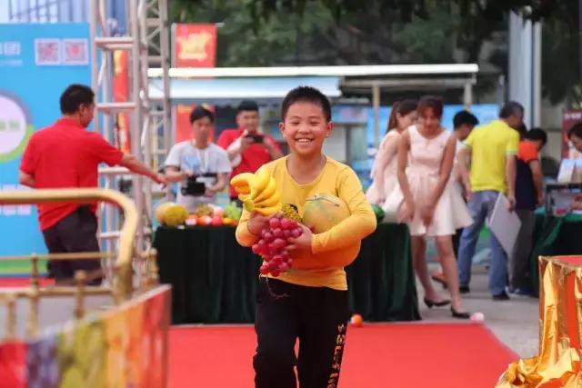 据说这个车展被上千名小屁孩占领了