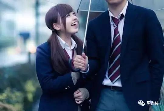 日本街头卖小吃的小姐姐,日本街头jk