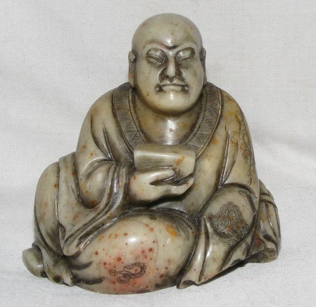 半目微睁,佛像的玉饰为何看似闭着眼睛?