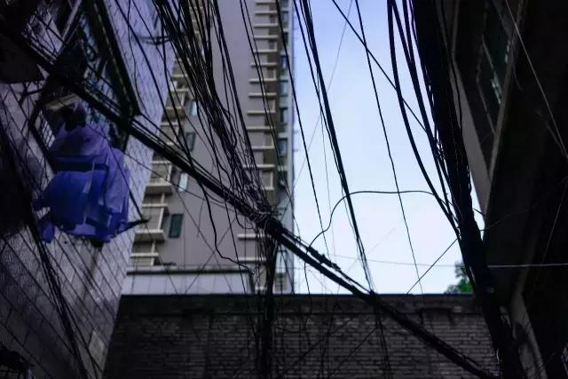 4万人住在距离光谷2公里外的小何西村，却从未对它说一声谢谢