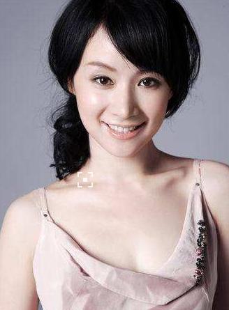 杨幂佟丽娅都给她做过配,但好像自从她整容消息传出后就少出现了