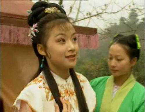 杨幂佟丽娅都给她做过配,但好像自从她整容消息传出后就少出现了