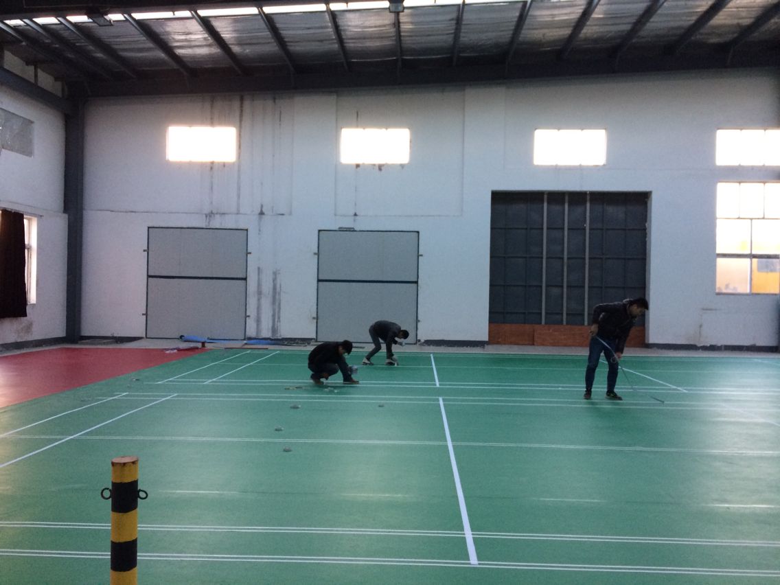 羽毛球塑胶地板施工视频,羽毛球场馆塑胶地板一平米多少钱