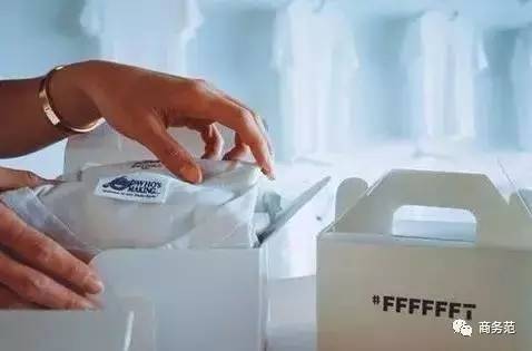 这家店只卖白T恤，一周开半天，门口总排起长队