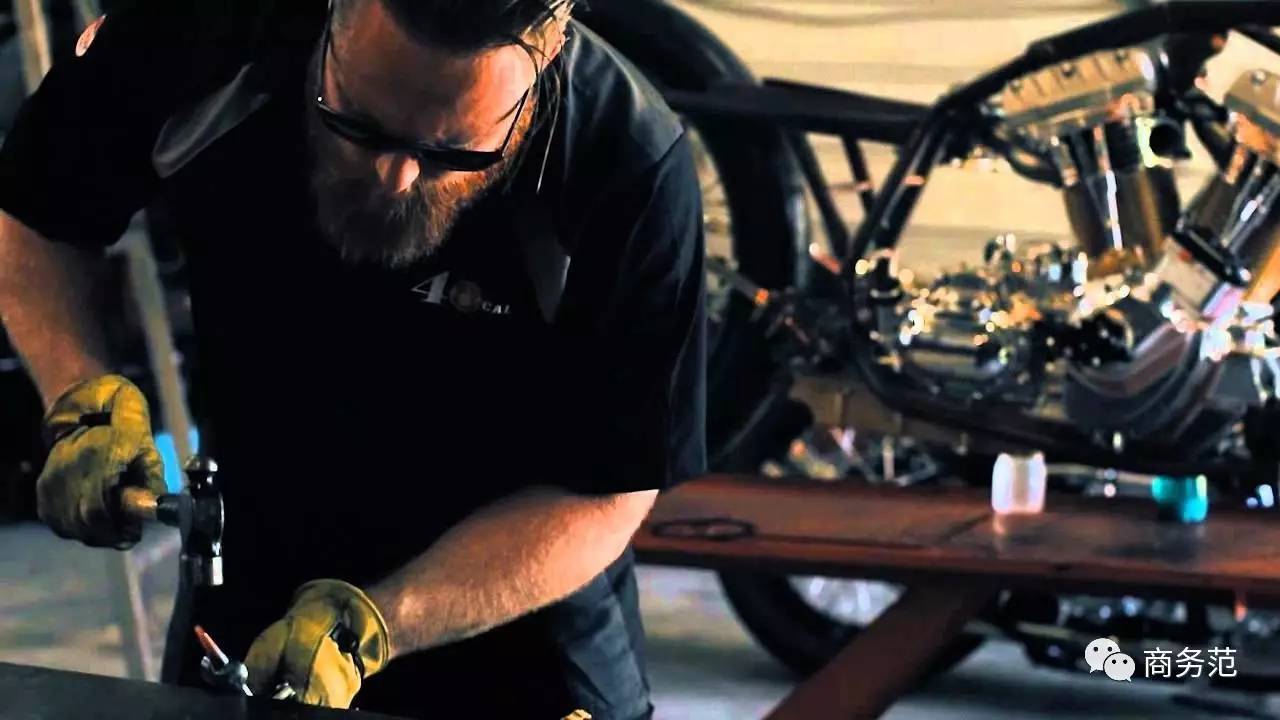 这家店只卖白T恤，一周开半天，门口总排起长队