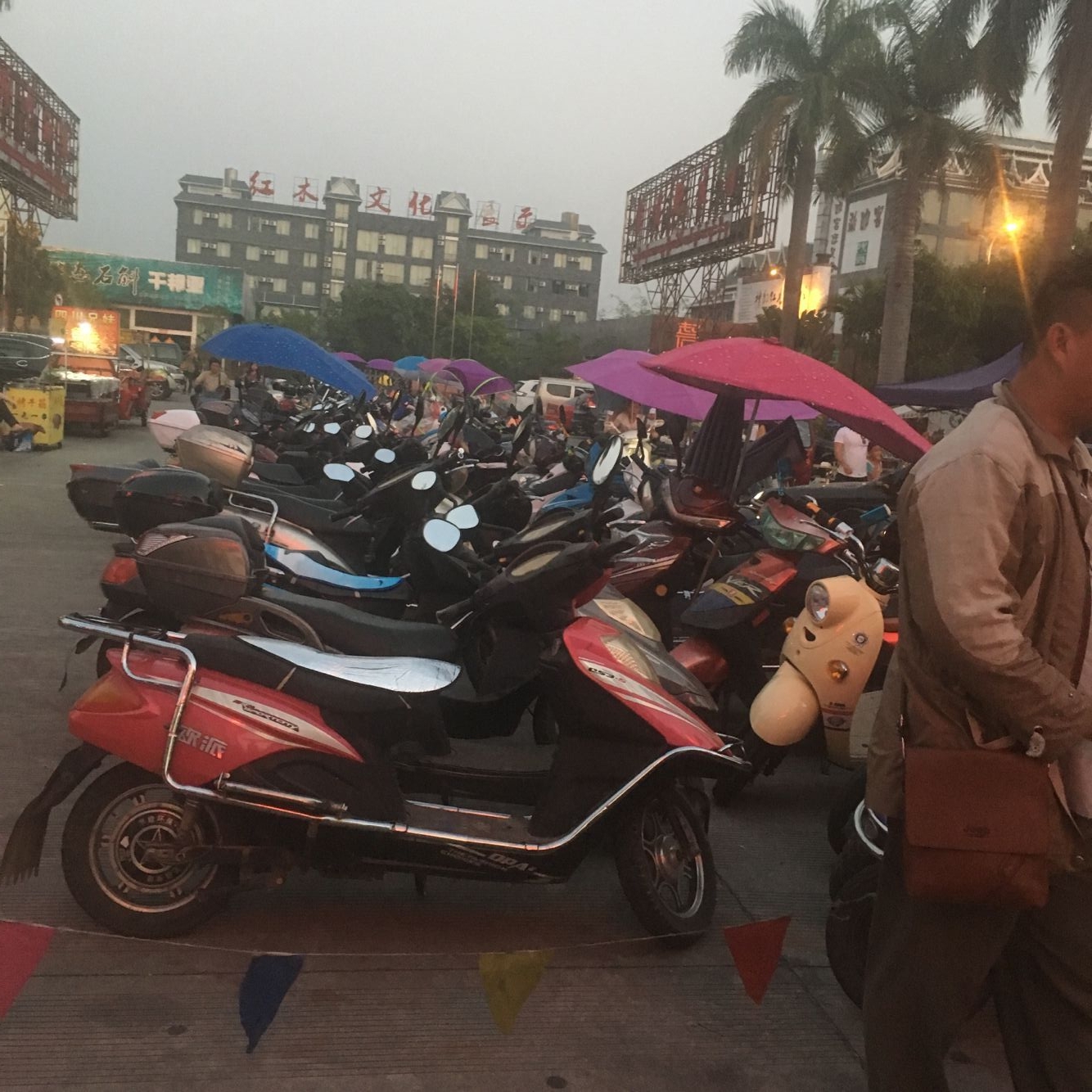 云南瑞丽德龙国际珠宝城全景,瑞丽德隆国际珠宝夜市