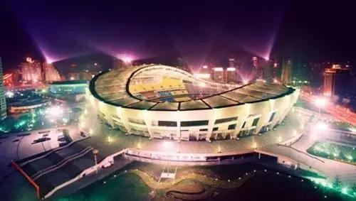 上海八万人体育场坐满人,上海八万人体育场改造前图片