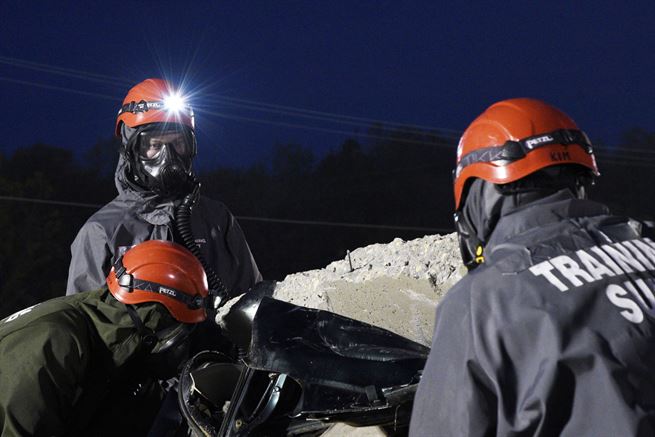 人类建造地下堡垒,人类建造避难所抵御核弹