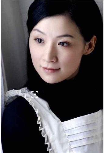 杨幂佟丽娅都给她做过配,但好像自从她整容消息传出后就少出现了