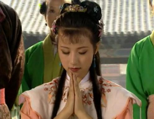 杨幂佟丽娅都给她做过配,但好像自从她整容消息传出后就少出现了