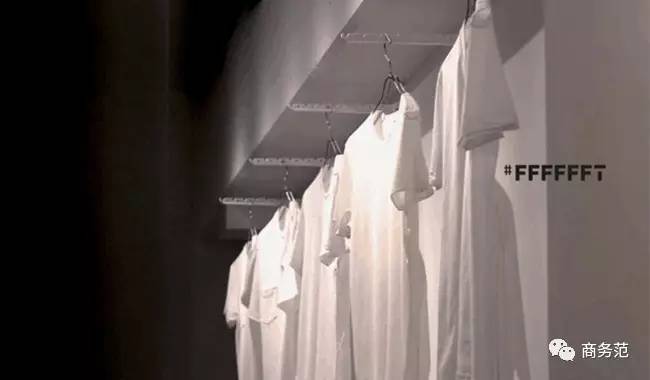 这家店只卖白T恤，一周开半天，门口总排起长队