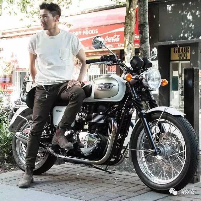 这家店只卖白T恤，一周开半天，门口总排起长队