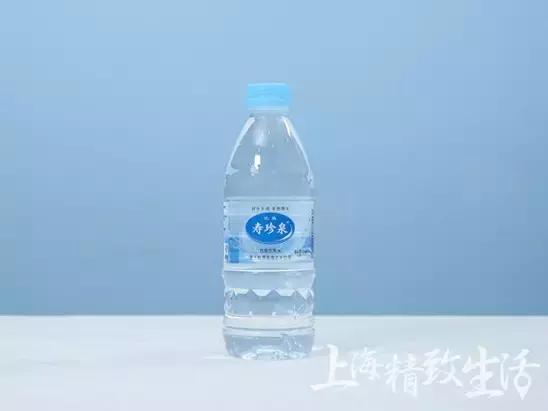 为这篇矿泉水测评,我们误了24小时的飞机,20瓶水,拿去不谢