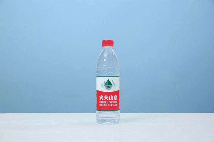 为这篇矿泉水测评,我们误了24小时的飞机,20瓶水,拿去不谢