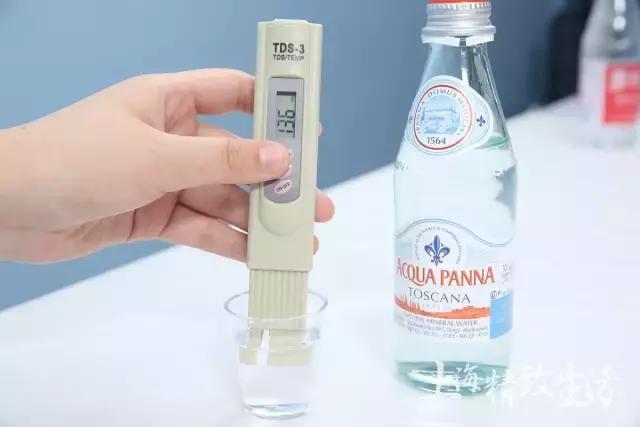 为这篇矿泉水测评,我们误了24小时的飞机,20瓶水,拿去不谢