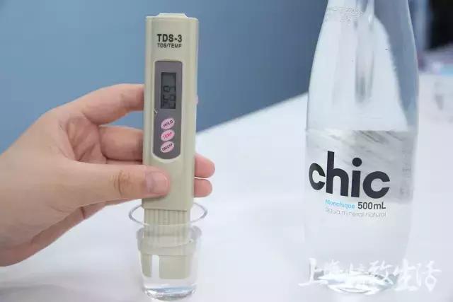 为这篇矿泉水测评,我们误了24小时的飞机,20瓶水,拿去不谢