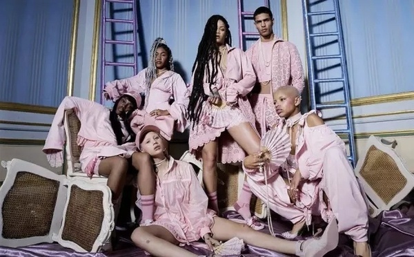 Rihanna和PUMA联名的新款凉鞋，可以说是非常搞笑了