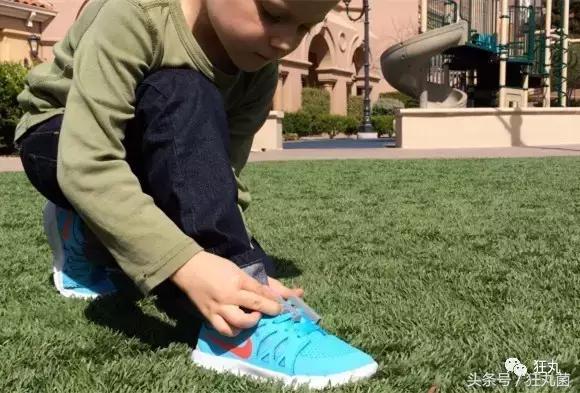 帆布鞋鞋带懒人免系鞋带慢动作,懒人不用解鞋带的鞋子