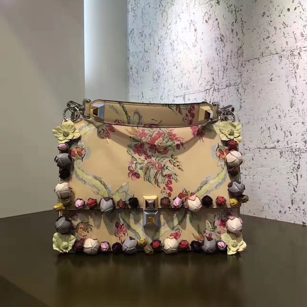 fendi包包最新款,fendi包的经典款