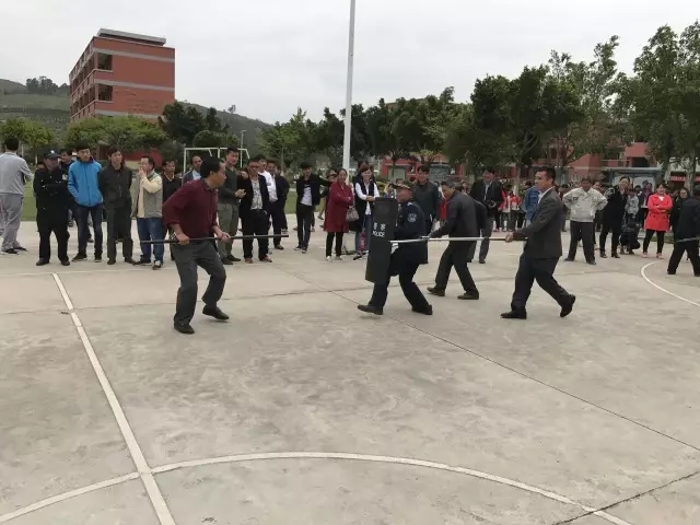 五一交警在岗守护平安路,五一交警在岗守护平安简报