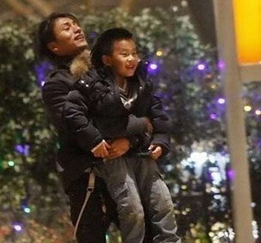 黄晓明20年同学照陈坤儿子“优优”生母同框无人识？