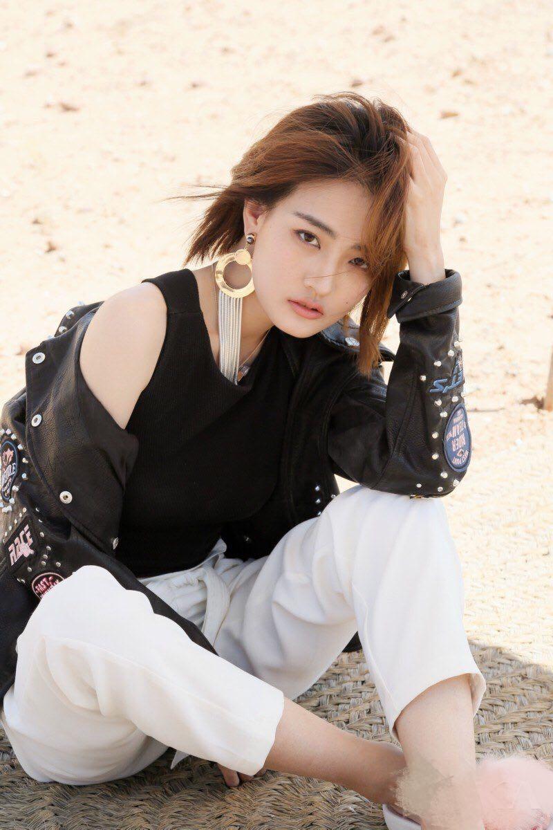 徐璐与众全球知名时尚达人拍摄广告，一不小心秒杀了众人